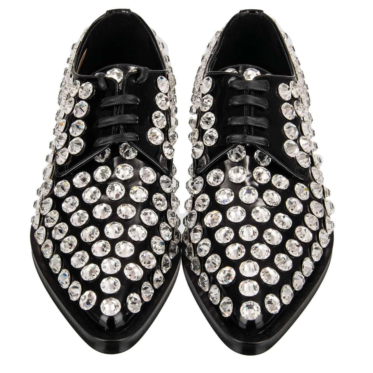 - Classic women leather shoes MILLENIALS with pointy toe shape and crystals embroidery in black and white by DOLCE & GABBANA - MADE IN ITALY - New with Box - Model: CN0088-AO097-8S488 - Material: 100% Calf fur - Sole: Leather - Color: Black / White