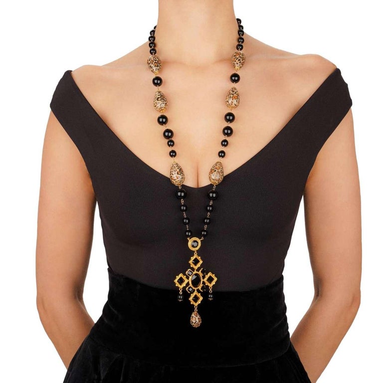 Dolce and Gabbana - Collier à chaîne en or noir avec croix en cristal et  perles léopard En vente sur 1stDibs