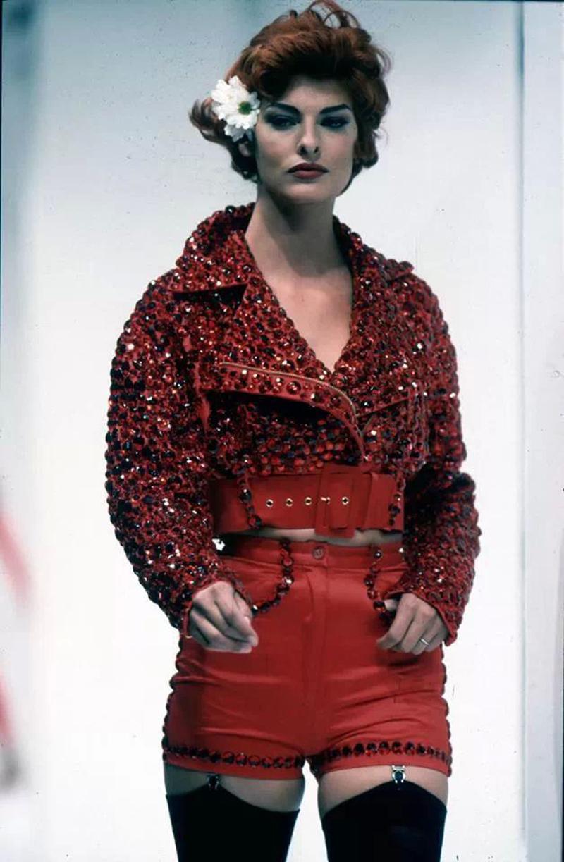 Conjunto vaquero adornado con cristales Dolce & Gabbana, Primavera-Verano 1992 en venta 13