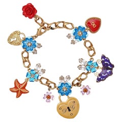 Dolce & Gabbana - Bracelet à breloques en or avec pendentifs en forme de cœur et papillons roses