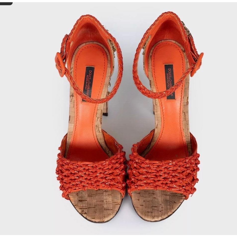 Sortez avec style grâce à ces superbes sandales en cuir à talon en cristal Dolce & Gabbana ! Ces élégantes sandales sont parfaites pour ajouter une touche de glamour à n'importe quelle tenue. 

Caractéristiques :

- Marque : Dolce & Gabbana

-