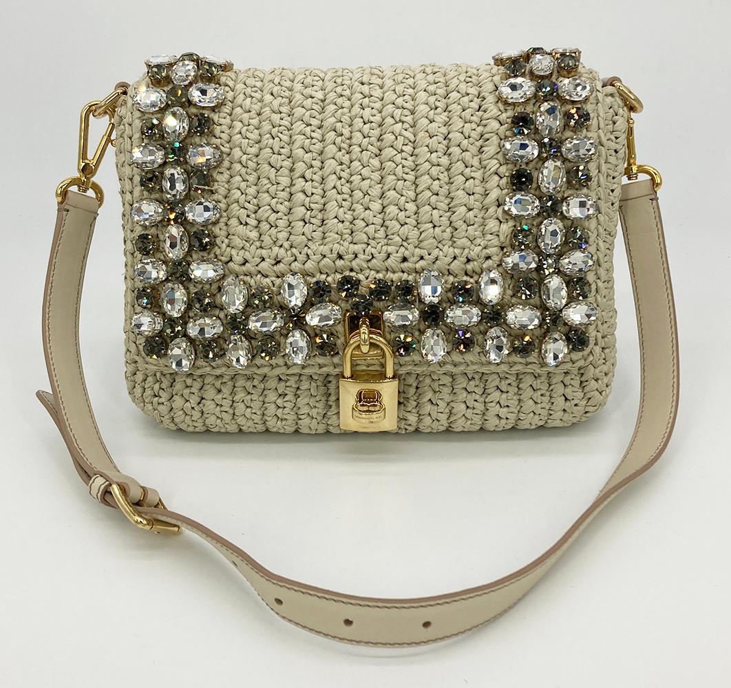 Dolce & Gabbana Crystal Raffia Flap Umhängetasche in sehr gutem Zustand. Beigefarbenes gewebtes Baststroh mit goldenen Beschlägen, passendem beigem Leder und schönen Kristallverzierungen. Das Vorhängeschloss an der Vorderseite lässt sich über eine