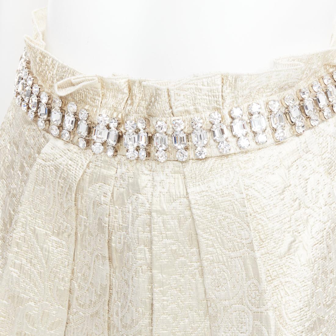 DOLCE GABBANA - Jupe de cocktail en brocart beige avec ceinture en cristal et strass IT40 S
Référence : TGAS/E00869
Marque : Dolce Gabbana
Designer : Domenico Dolce et Stefano Gabbana
Matière : Coton, mélange
Couleur : or, transparent
Motif :