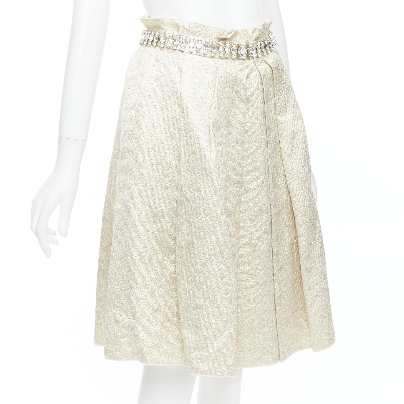 Beige DOLCE GABBANA - Jupe de cocktail en brocart beige avec ceinture en cristal et strass IT40 S en vente