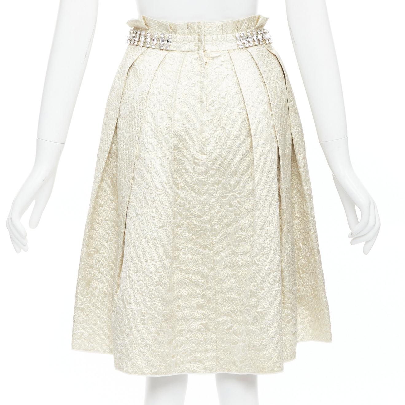 DOLCE GABBANA - Jupe de cocktail en brocart beige avec ceinture en cristal et strass IT40 S Pour femmes en vente