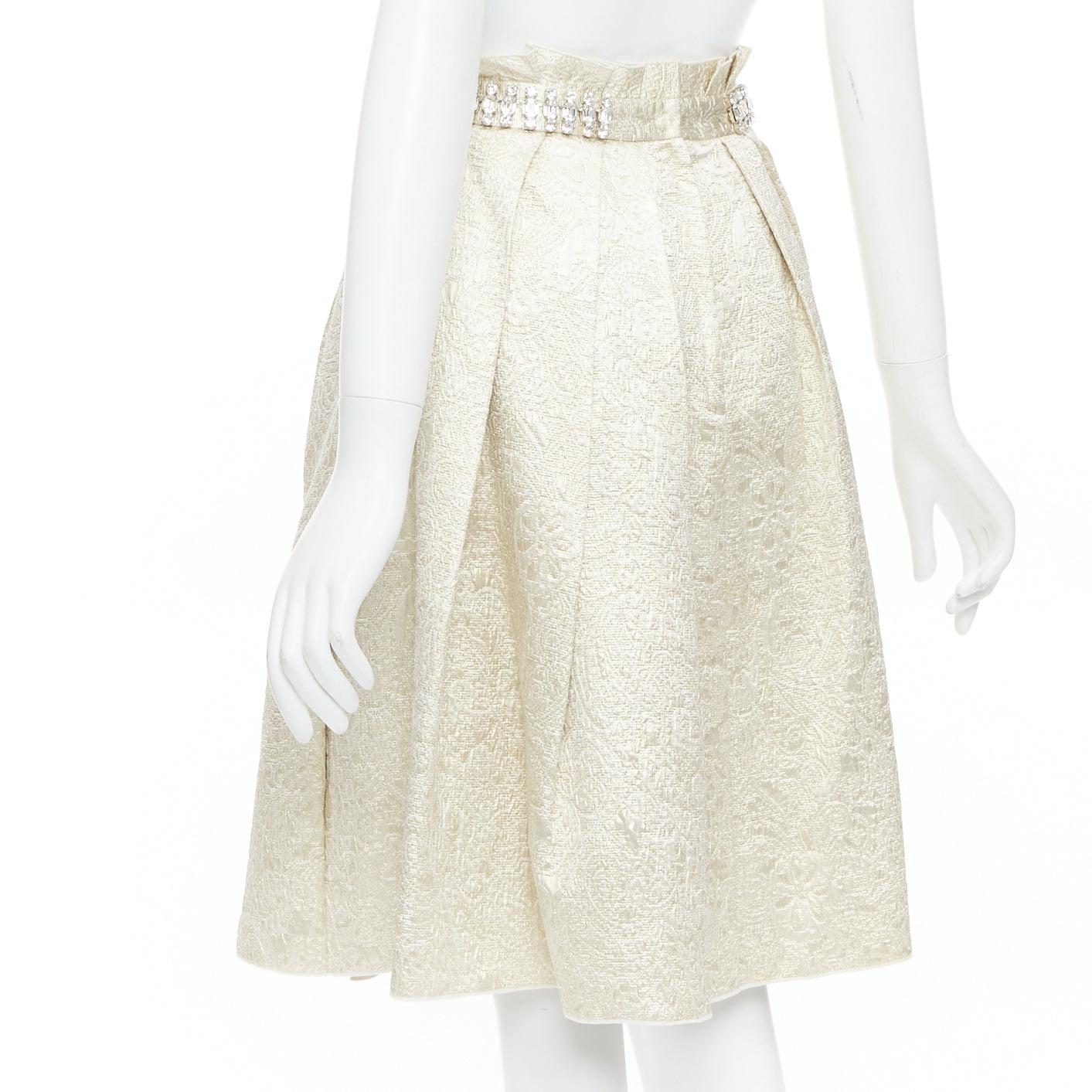 DOLCE GABBANA - Jupe de cocktail en brocart beige avec ceinture en cristal et strass IT40 S en vente 1