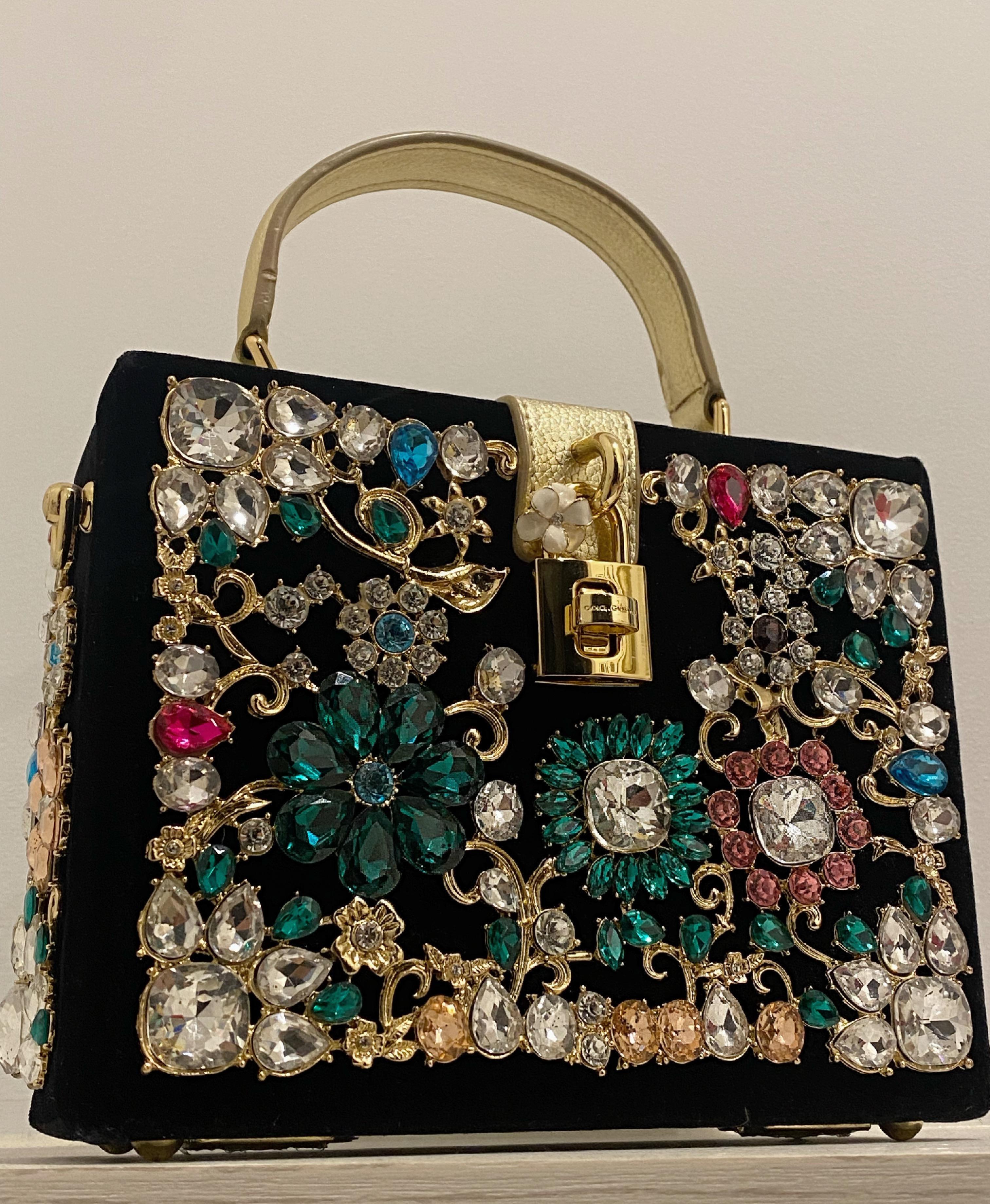 ¡Eleva tu atuendo formal y de fiesta con el bolso caja Dolce & Gabbana Da Sera! 

Esta pieza de edición limitada presenta un impresionante estampado floral en colores vibrantes, 
profusamente adornado con brillantes cristales de vivos colores