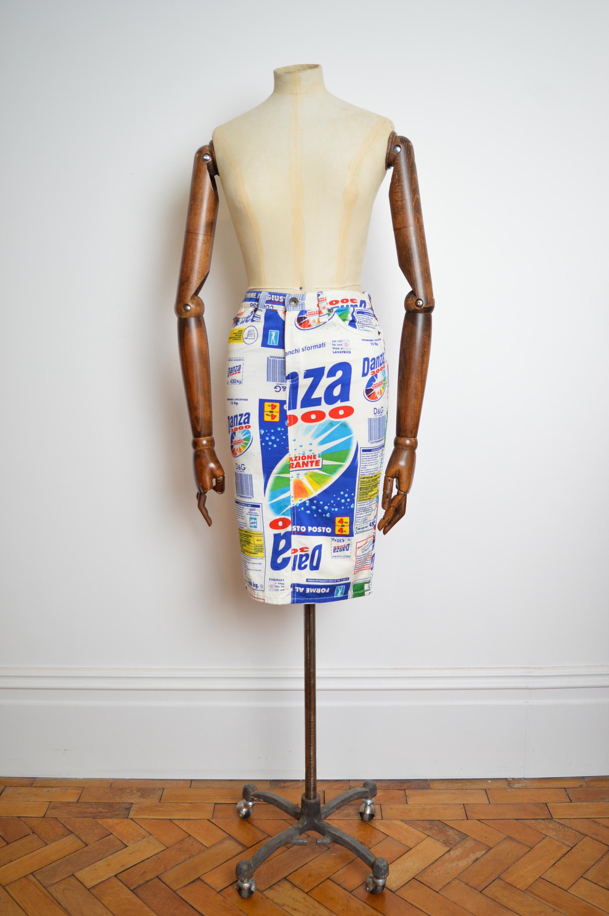 2000's Loud Dolce & Gabbana 'Danza 3000' printed pattern denim pencil Skirt, crafted from a stretchy denim with a classic 4 pocket design.
MADE IN ITALY.
RECOMMENDED SIZE XS.
Size; 26” Waist 
Waist; 26”
Length; 24”
Condition; 8/10 there are minor