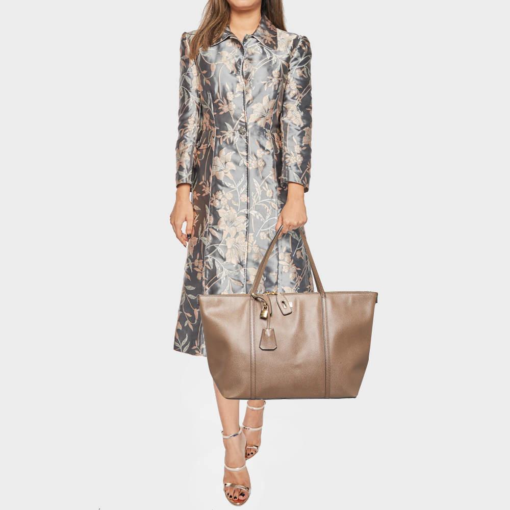 A classic handbag comes with the promise of enduring appeal boosting your style time and again. This designer bag is one such creation. It's a fine purchase.