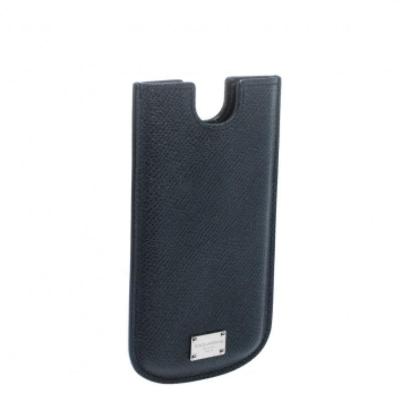 Porta con te il tuo iPhone con questa elegante cover di Dolce & Gabbana. È realizzato in pelle blu scuro ed è un ottimo accessorio. Ha la parte superiore aperta, una targhetta con la firma del marchio e una silhouette semplice.