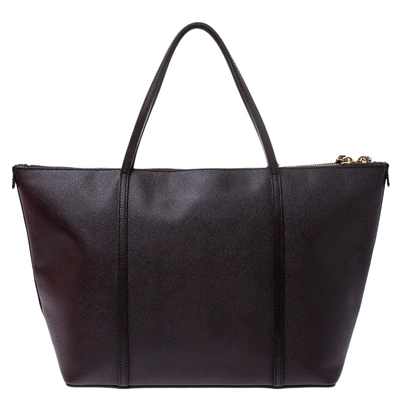 Die aus dunkelblauem Leder gefertigte Tasche mit glattem:: stoffgefüttertem Innenraum lässt sich mühelos sowohl mit legeren als auch mit formellen Looks kombinieren. Die exzellente Handwerkskunst dieses Dolce&Gabbana-Stücks sorgt für ein brillantes