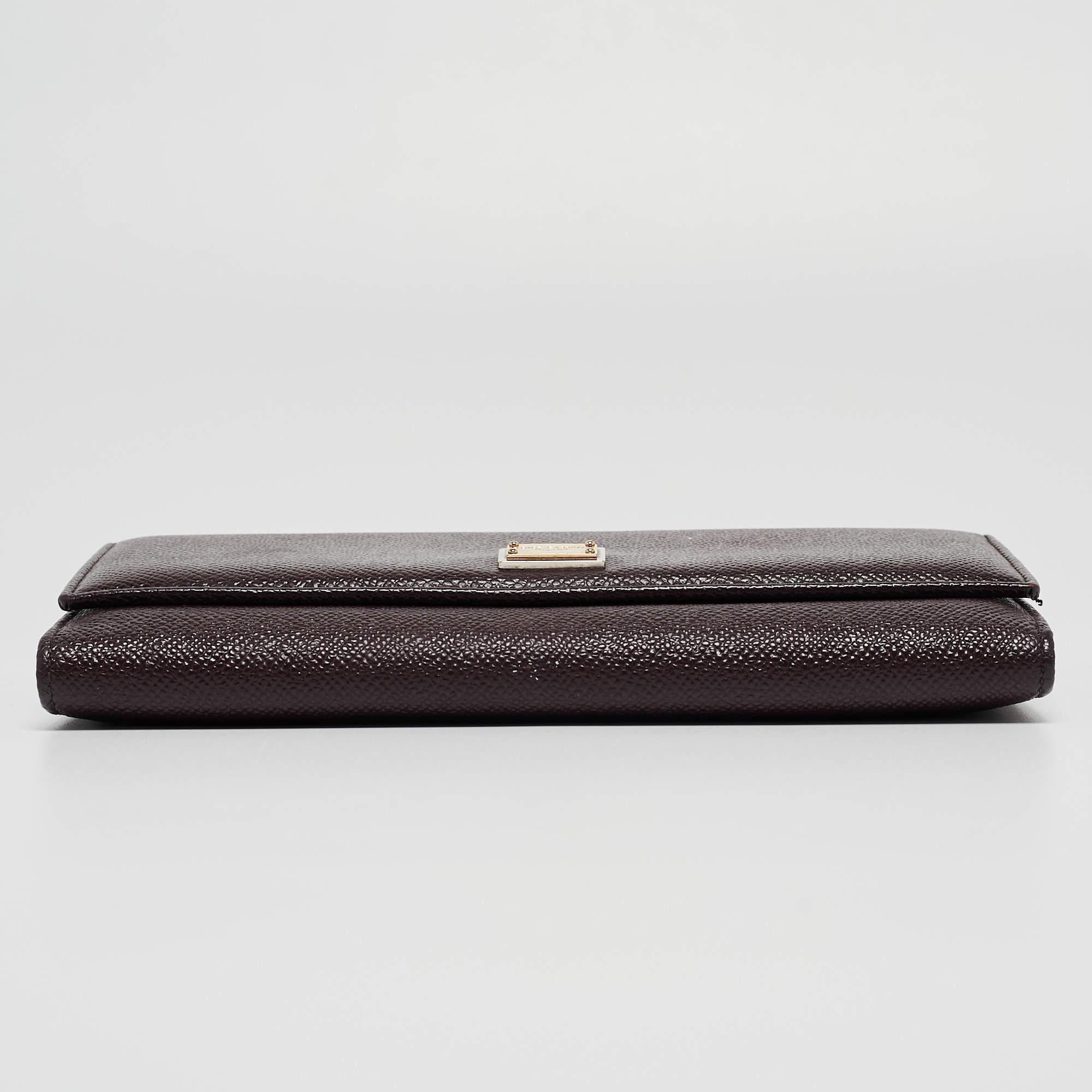 Dolce & Gabbana Dark Brown Leather Dauphine Flap Continental Wallet In Good Condition For Sale In Dubai, Al Qouz 2