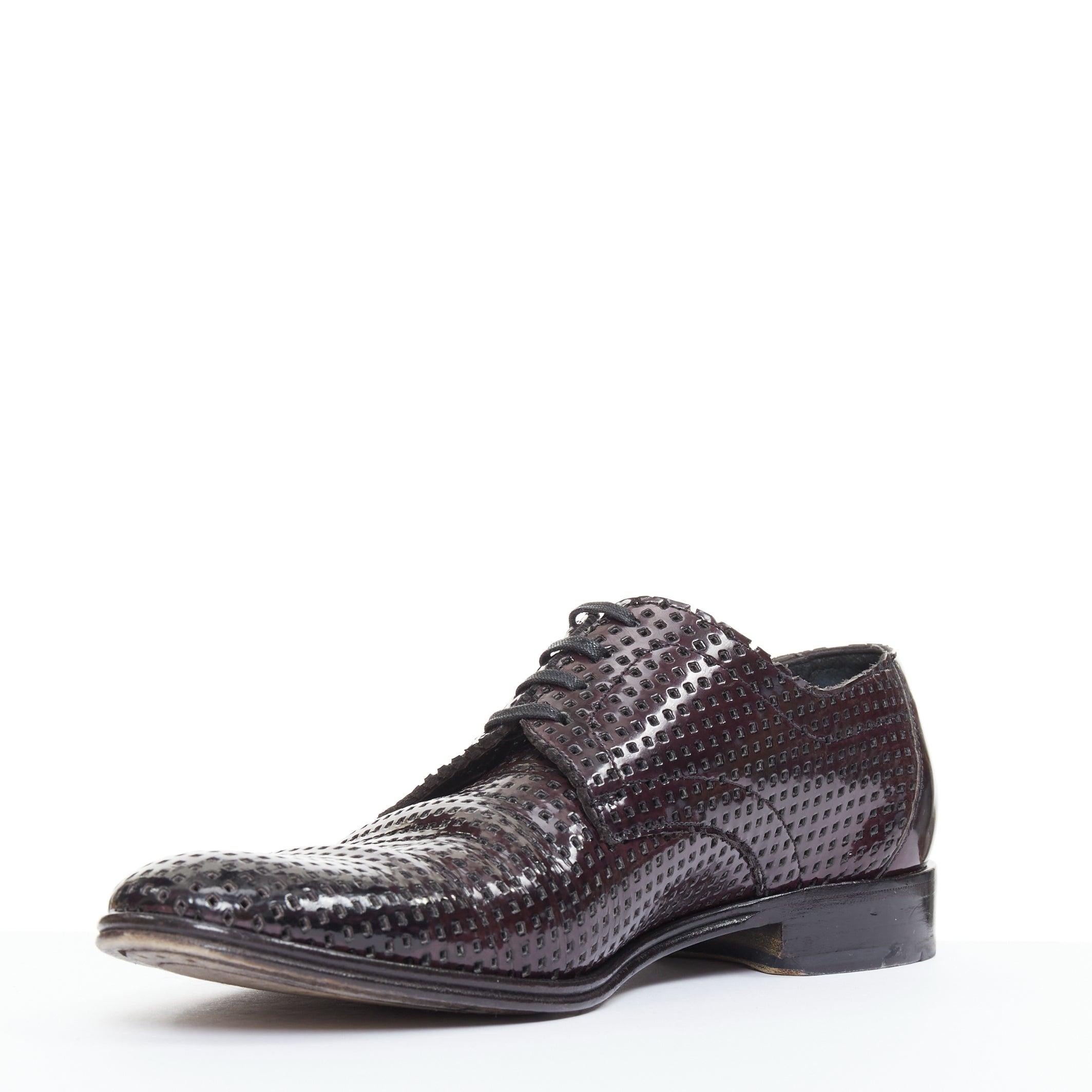DOLCE GABBANA - Chaussures à lacets carrées perforées en vernis bordeaux foncé UK6 EU40 État moyen - En vente à Hong Kong, NT