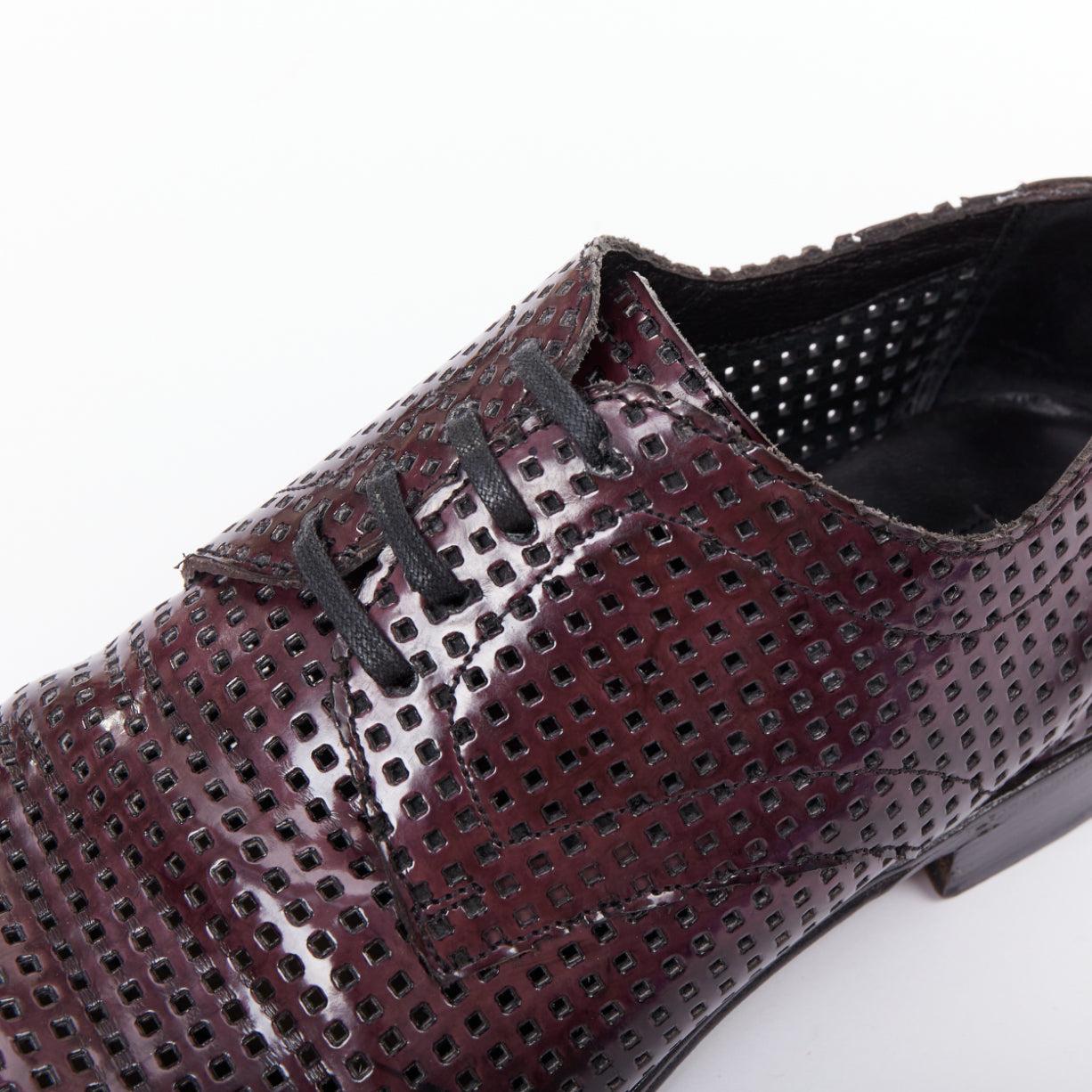 DOLCE GABBANA - Chaussures à lacets carrées perforées en vernis bordeaux foncé UK6 EU40 en vente 2