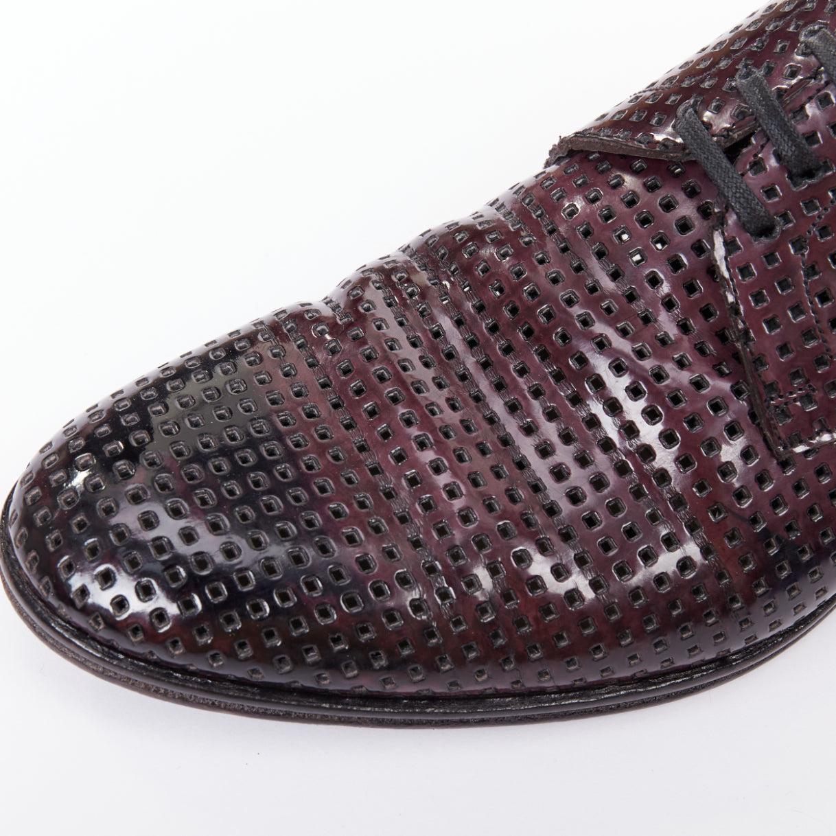 DOLCE GABBANA - Chaussures à lacets carrées perforées en vernis bordeaux foncé UK6 EU40 en vente 3
