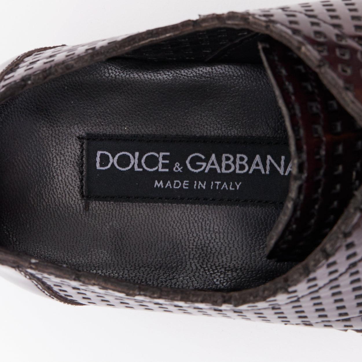 DOLCE GABBANA - Chaussures à lacets carrées perforées en vernis bordeaux foncé UK6 EU40 en vente 4