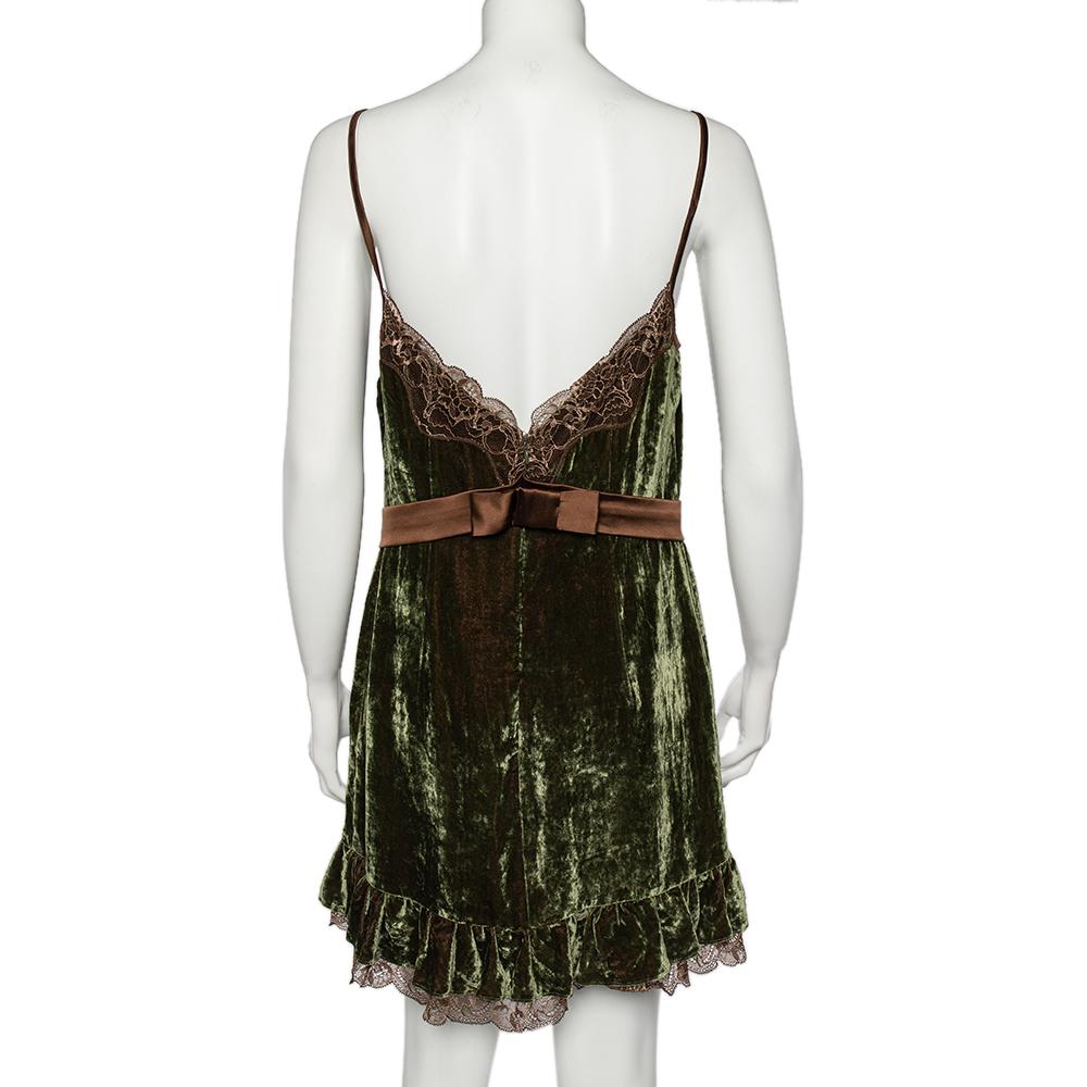The House of Dolce & Gabbana shows its versatile creativity and aesthetic by tailoring this beautiful slip dress. Designed using dark-green velvet, this slip dress features contrasting lace trims, a detailed waistline, and a low-cut backline.