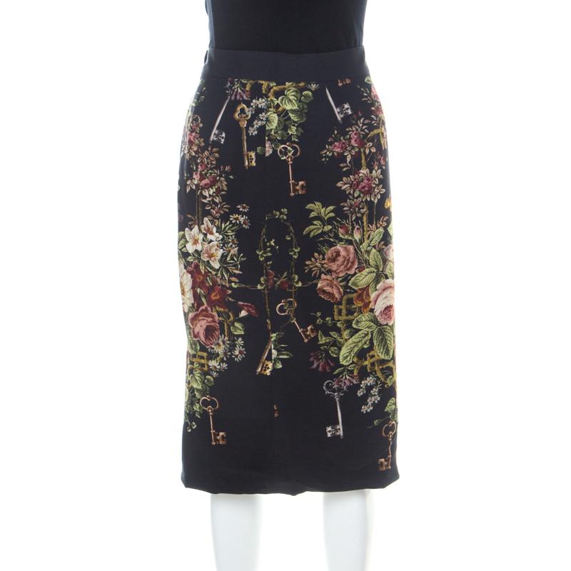 This lovely skirt from the house of Dolce & Gabbana exhibits a sheath silhouette with an elegant appeal. It is tailored fabulously featuring a multicolored floral print all over the dark grey base. Complete with a rear zip closure, this skirt will