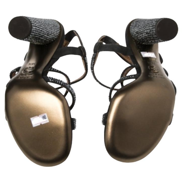 Ces sandales Dolce & Gabbana offrent un style magnifique ! Elles sont réalisées en daim et ornées de cristaux sur les bretelles et les talons.