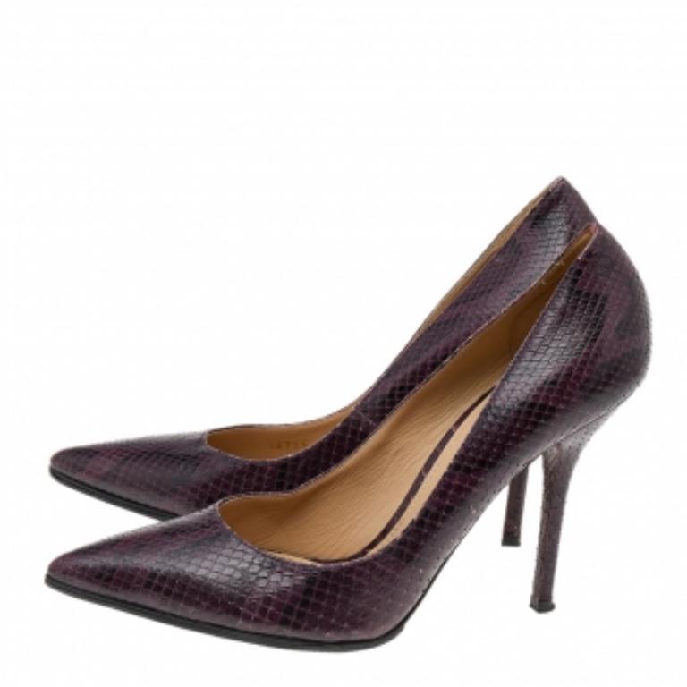 Ces escarpins signés Dolce & Gabbana sont si fabuleux qu'ils complèteront à merveille votre collection de chaussures. Labellisés en cuir de serpent, ils arborent des nuances classieuses, des bouts pointus, des talons de 11 cm et des semelles