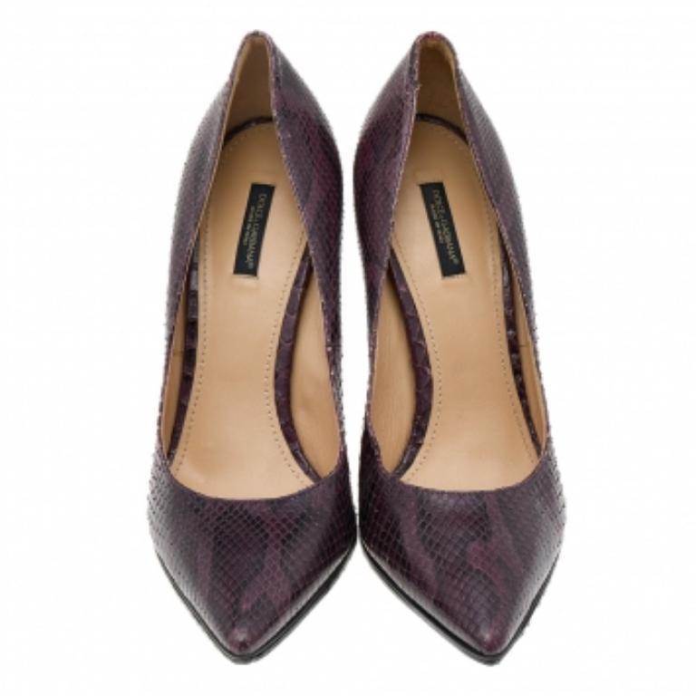 Dolce & Gabbana - Escarpins à bouts pointus en peau de serpent violet foncé/noir Taille 40 Bon état - En vente à Dubai, Al Qouz 2