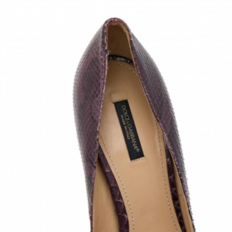 Dolce & Gabbana - Escarpins à bouts pointus en peau de serpent violet foncé/noir Taille 40 Pour femmes en vente