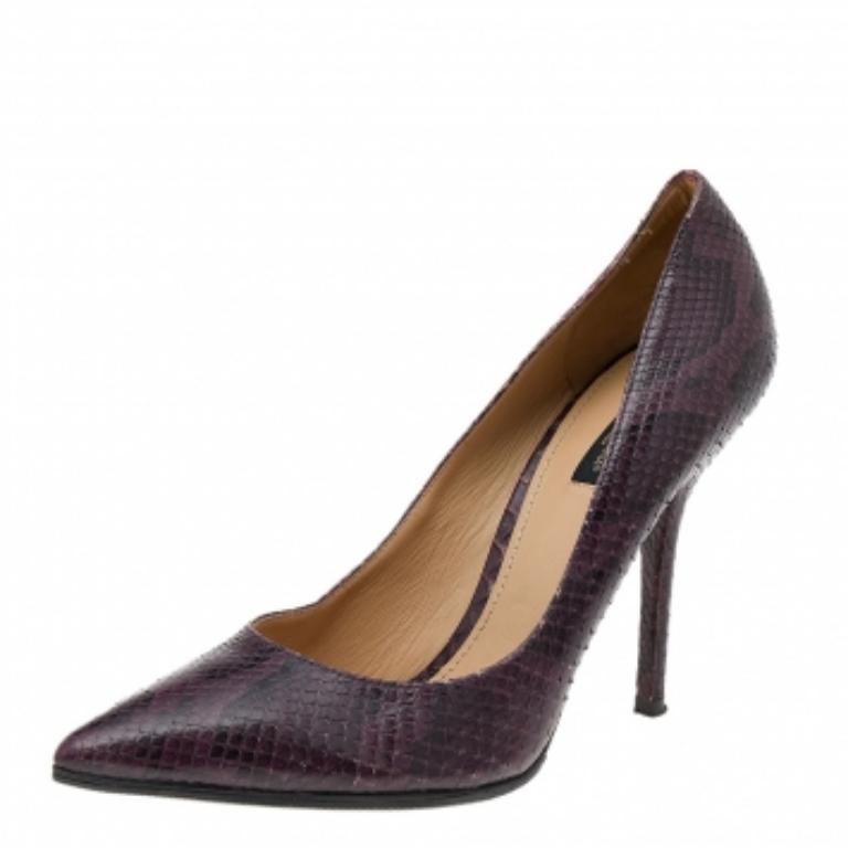 Dolce & Gabbana - Escarpins à bouts pointus en peau de serpent violet foncé/noir Taille 40 en vente 1