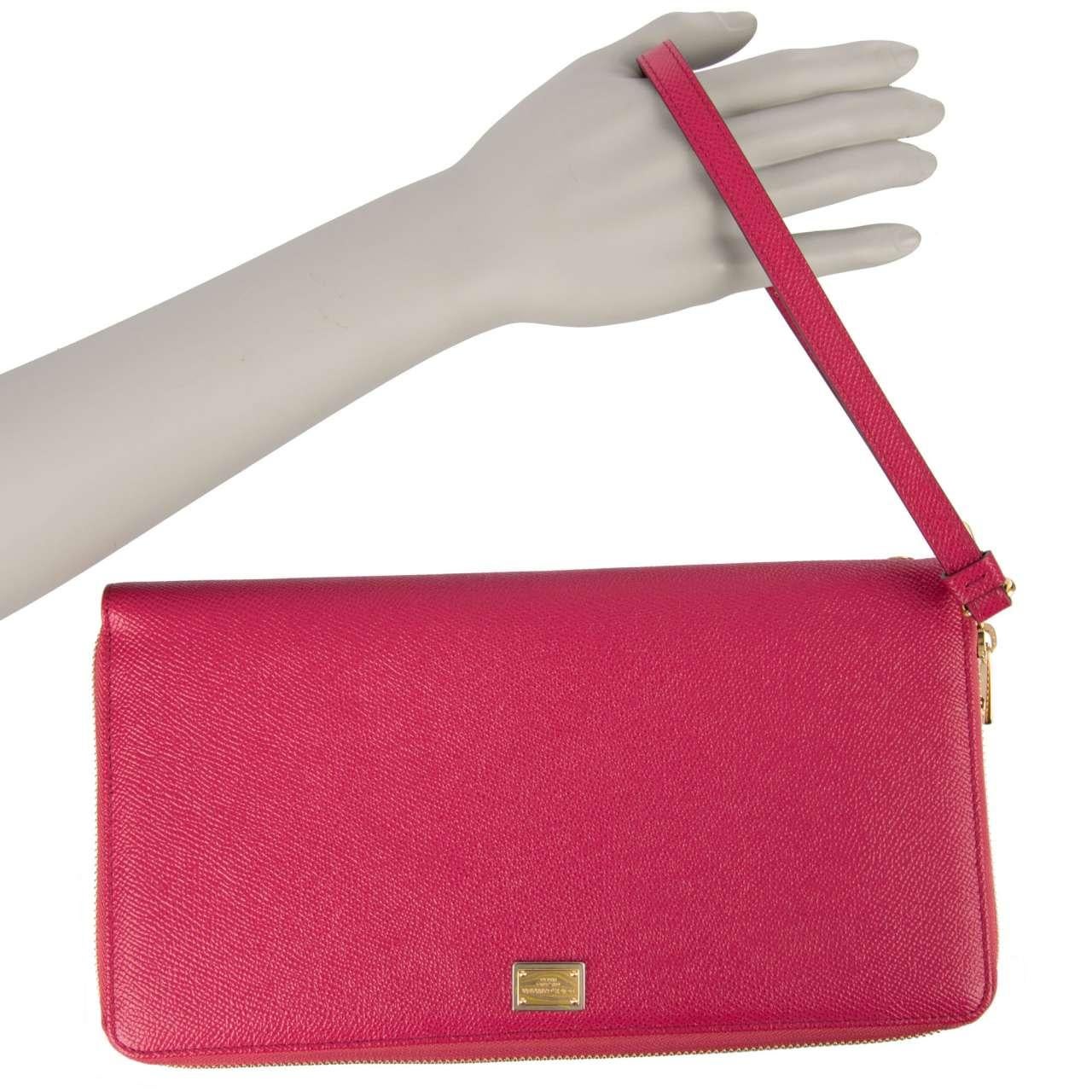 - Dauphine leather Clutch / Wallet Bag with DG logo plate in Pink by DOLCE & GABBANA - New with Tag - Former RRP: EUR 795 - Material: 100% Calfskin - Interior: 4 open pockets - One additional pocket with zip closure - 19 card pockets - Engraved logo