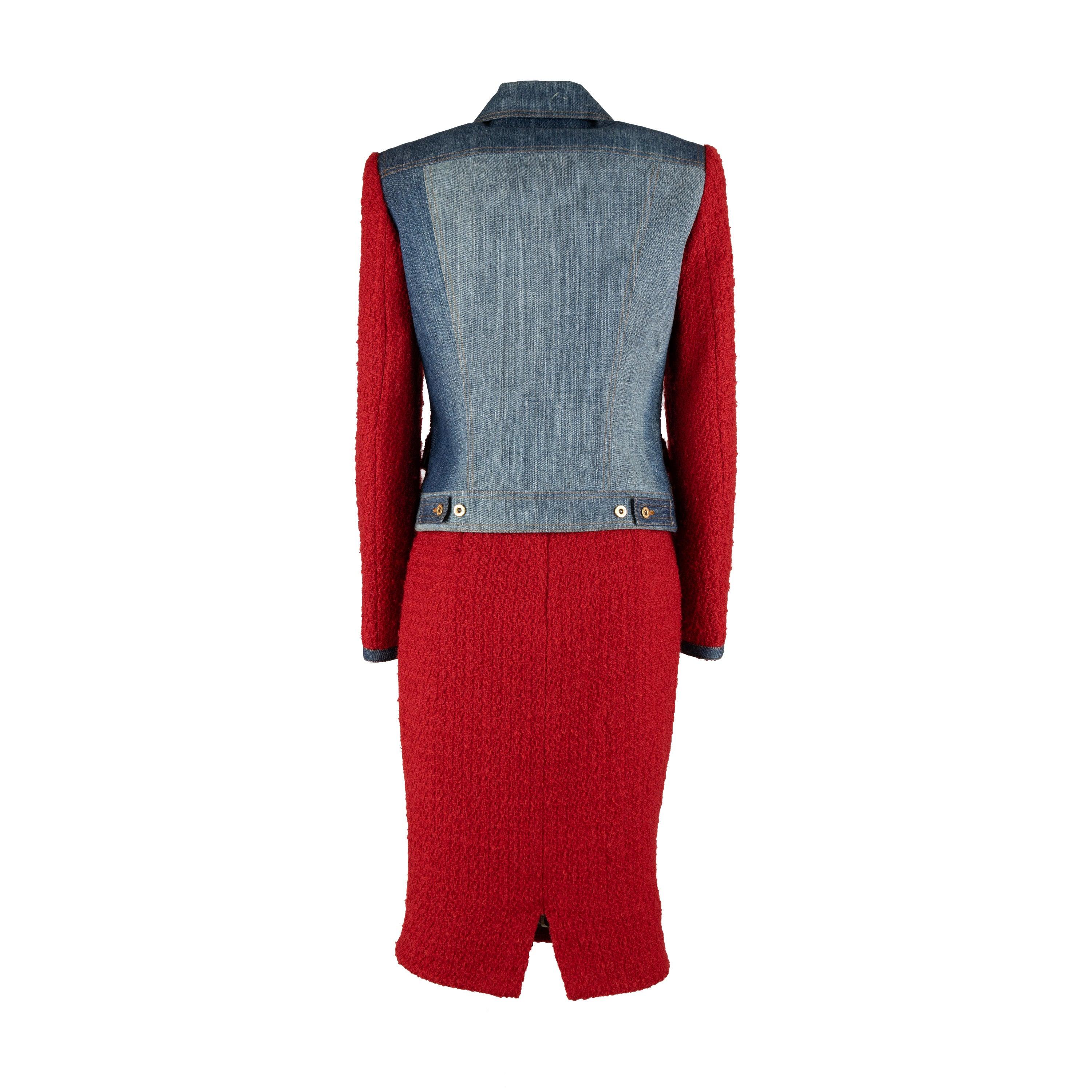 Dieses zweiteilige Set von Dolce & Gabbana ist fachmännisch aus einer klassischen Wollmischung in Rot und Denim geschneidert. Die taillierte Jacke hat einen goldfarbenen Knopfverschluss und zwei Pattentaschen auf der Vorderseite, während der