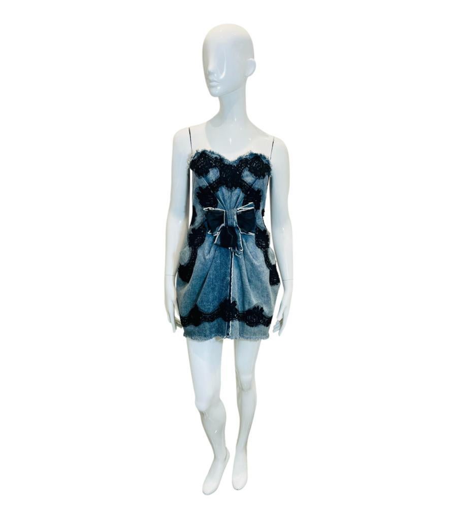 Dolce & Gabbana Denim-Kleid mit Spitzendetails aus Spitze

Blaues, trägerloses Minikleid mit schwarzer Spitzenverzierung.

Mit einer übergroßen Schleife in der Mitte, ausgefransten Rändern und einem Reißverschluss auf der Rückseite.

Größe -