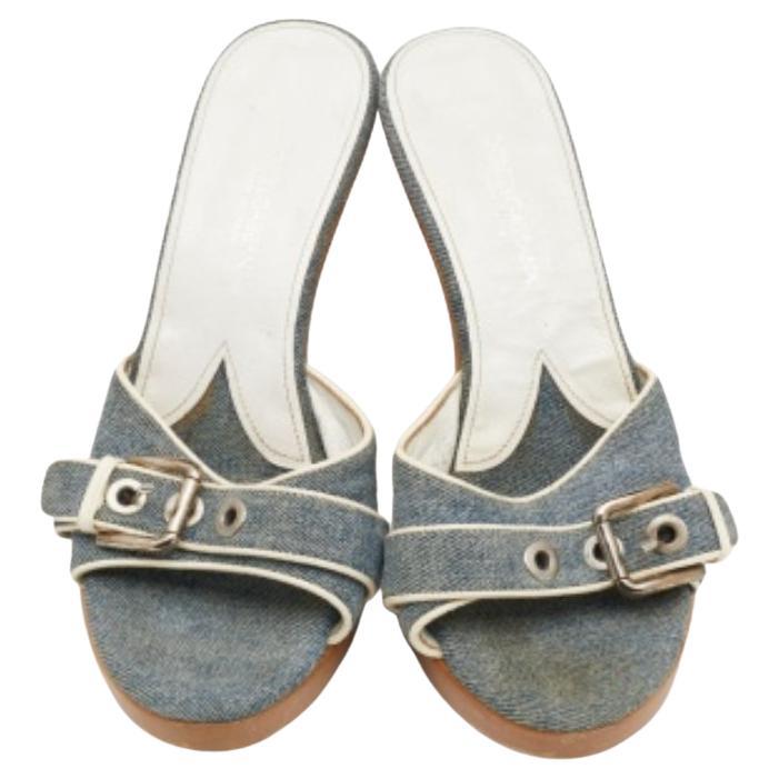 Con un par tan chic y elegante como éste de Dolce & Gabbana, ¡seguro que das la nota! Estas chanclas están confeccionadas en tela vaquera y piel, y presentan una silueta de puntera abierta. Las tiras del empeine están bellamente adornadas con