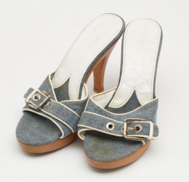 Dolce & Gabbana Sandalias de dedo abiertas con plataforma y adornos de piel, talla 40 en Bueno estado para la venta en Dubai, Al Qouz 2