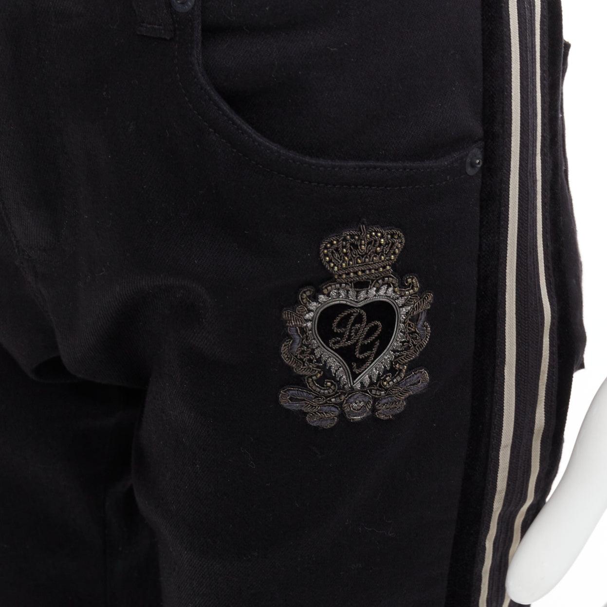 DOLCE GABBANA DENIM Skinny Schwarze Jeans mit Herz-Logo-Stickerei, kurz geschnitten im Zustand „Gut“ im Angebot in Hong Kong, NT