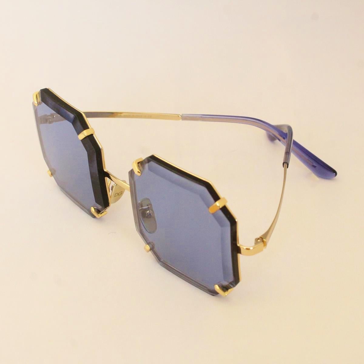 New Summer 2019 Collection
Brand new from boutique, with case
Sunglasses
Blue lenses
Octagonal frames
Length cm 14 (5.5 inches)
Made in Italy
Worldwide express shipping included in the price !