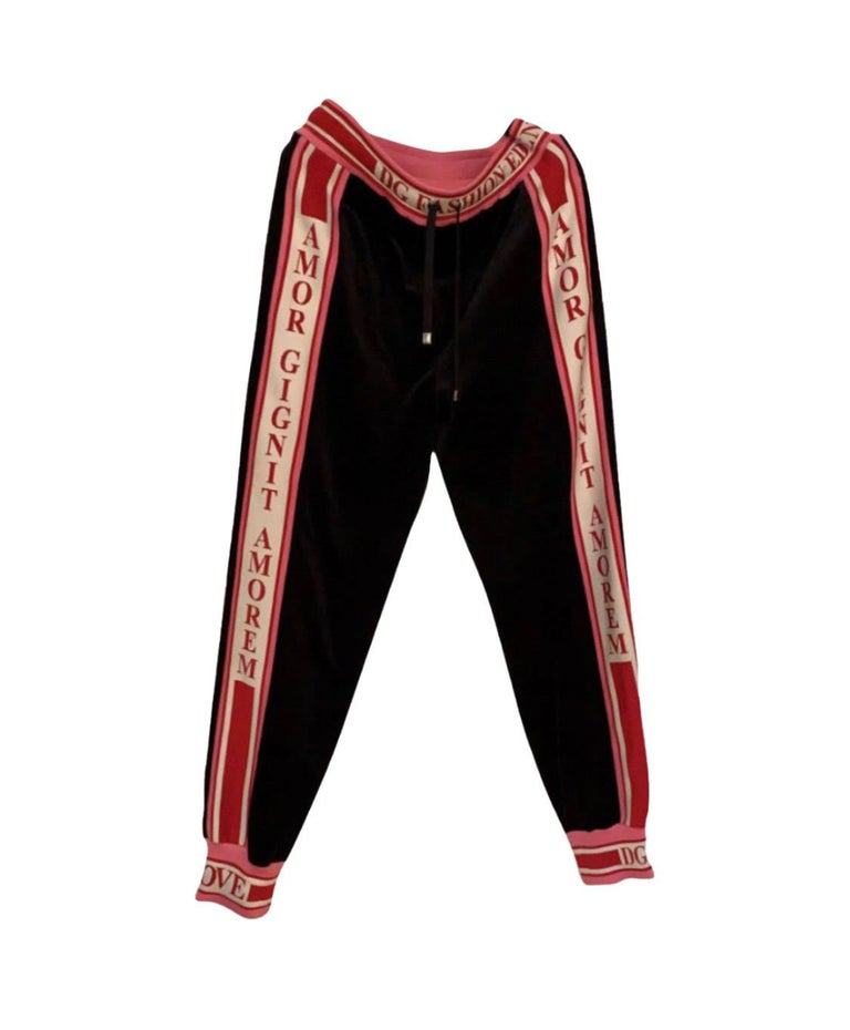 Dolce and Gabbana DG amore schwarze Hose mit roten Streifen, Trainingsanzug  und Hose mit Unterteil im Angebot bei 1stDibs