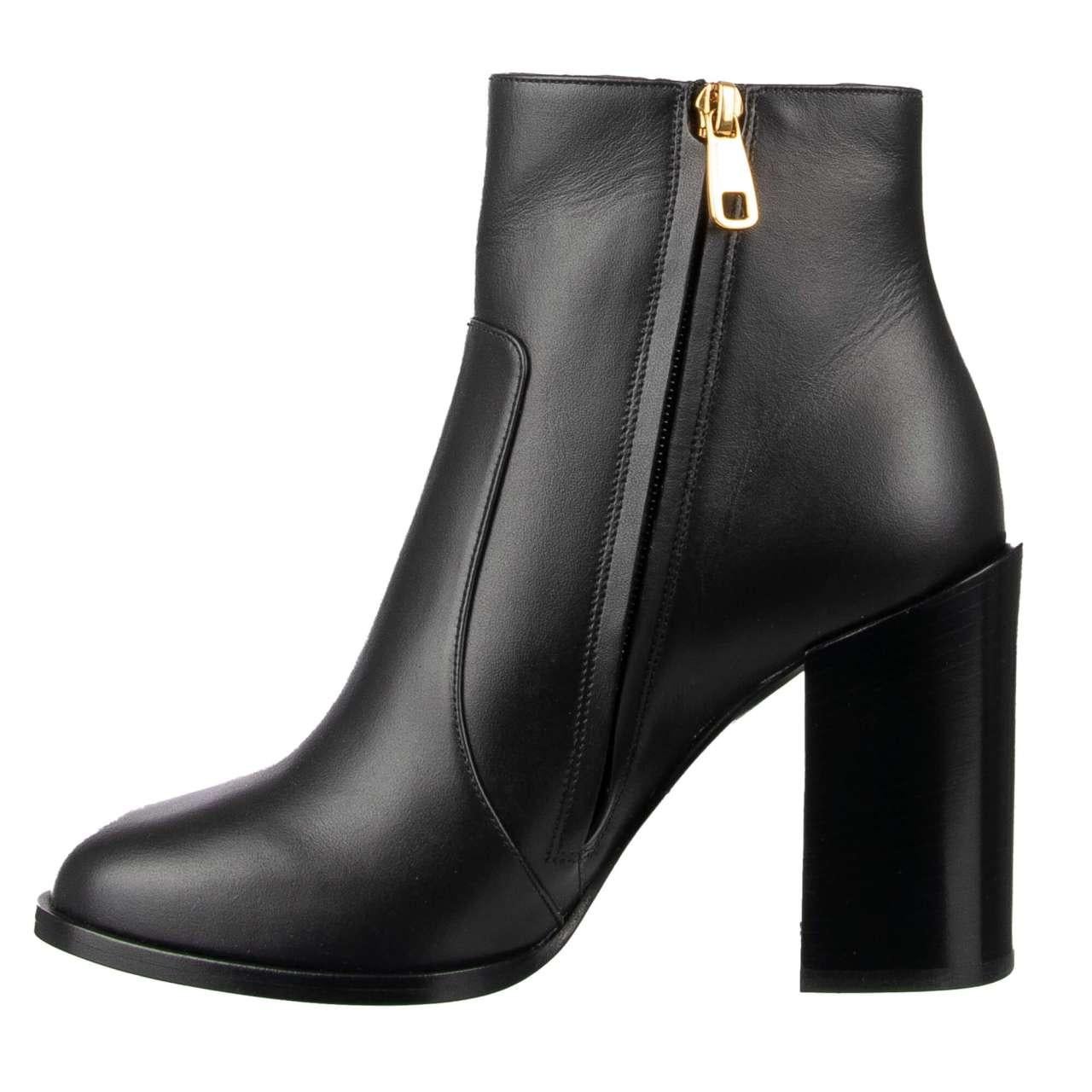 Dolce & Gabbana - DG Amore Brooch Leather Boots JANE Black EUR 37 In Excellent Condition For Sale In Erkrath, DE