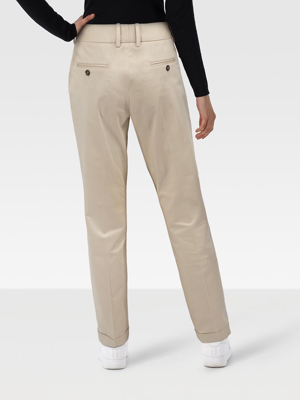 L'ÉTAT est très bon. L'usure du pantalon est minime. Marques sur les poignets des jambes du pantalon et à l'arrière de la jambe droite sur cet article de revente d'occasion de la marque D&G.
 
 
 
 Détails
 
 
 Beige
 
 Coton
 
 Chinos
 
 Jambe