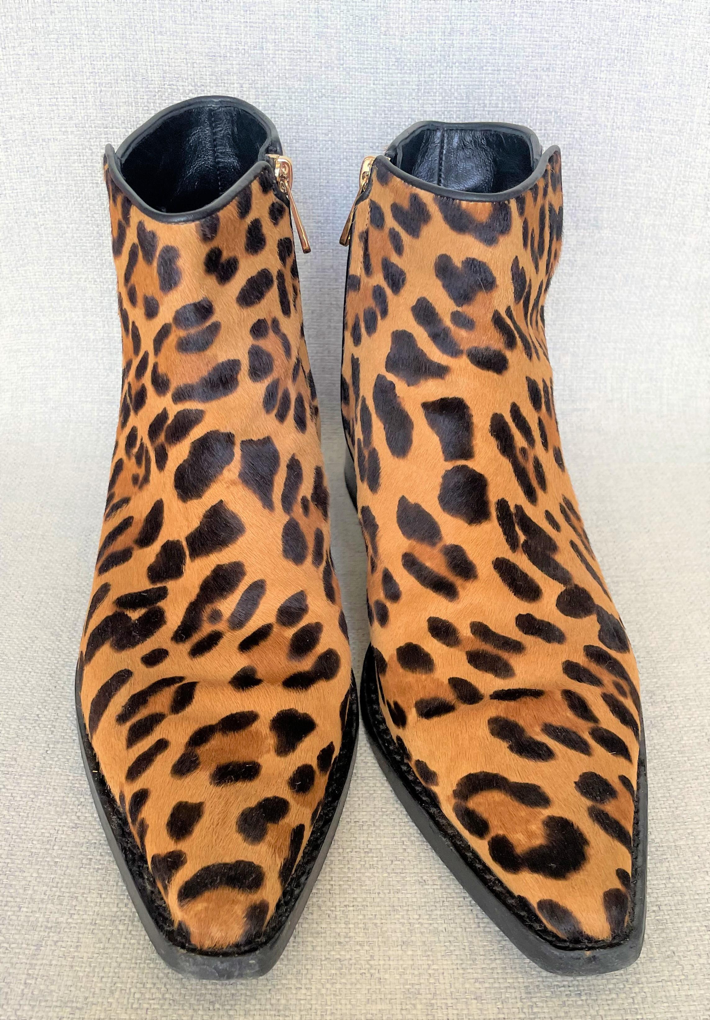Gorgeous and very rare 100% authentic D&G Leopard Ankle Boots size 41 made from 91% ponyskin.
A leather bottom sole. A pointed toe. A side zipper with gold-tone logo. 

Design: These ankle boots are characterized by their distinctive leopard print,