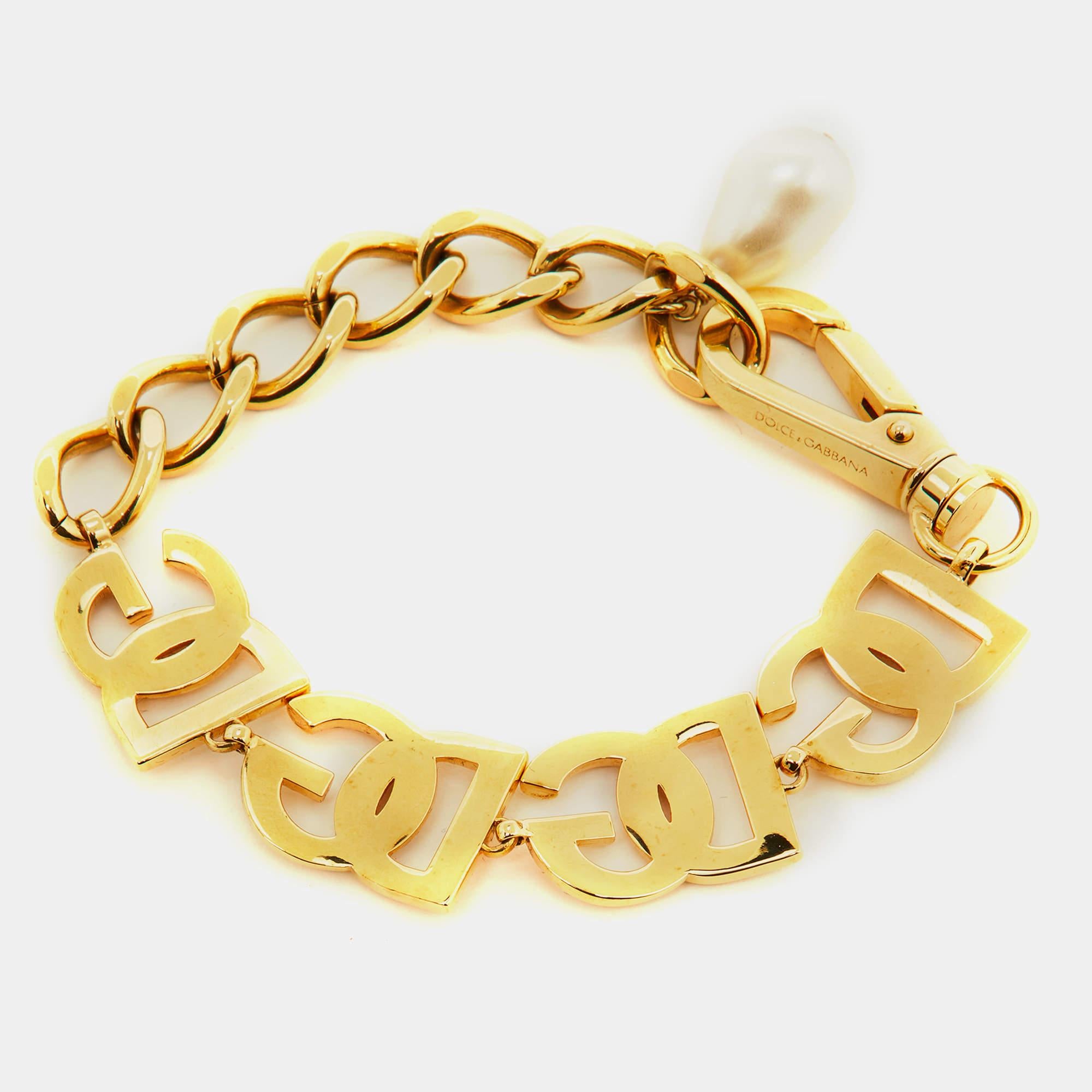 Dieses elegante Armband von Dolce & Gabbana kann nach dem Kauf immer wieder getragen werden. Es wird nie aus der Mode kommen. Dieser aus goldfarbenem Metall gefertigte Armreif ist mit dem DG-Logo verziert.

