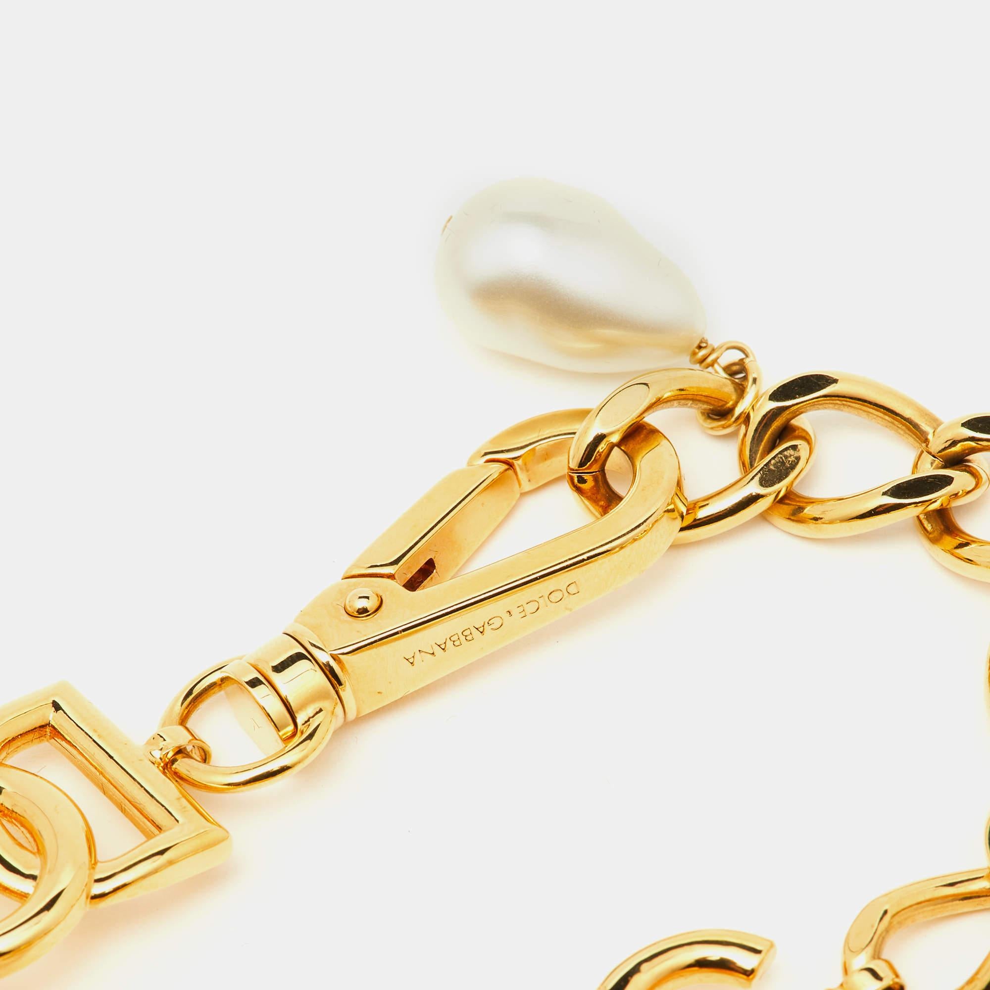 Dolce & Gabbana DG Motif Faux Pearl Gold Tone Chain Link Bracelet In Good Condition In Dubai, Al Qouz 2