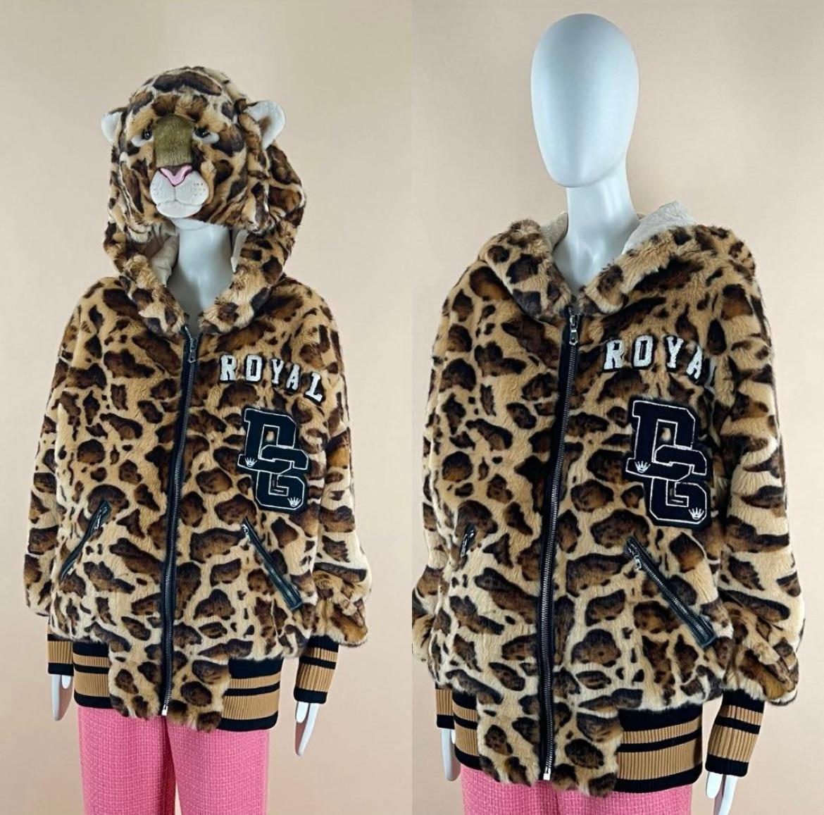 Charming Dolce & Gabbana beige faux fur jacket a-la Kigurumi.
bought for 2,950€, Size mark 40 IT.
Has been kept unworn, condition is equal to new.
- leather details at pockets and front
- D&G Royal Embroidery at chest
- Quilted lining