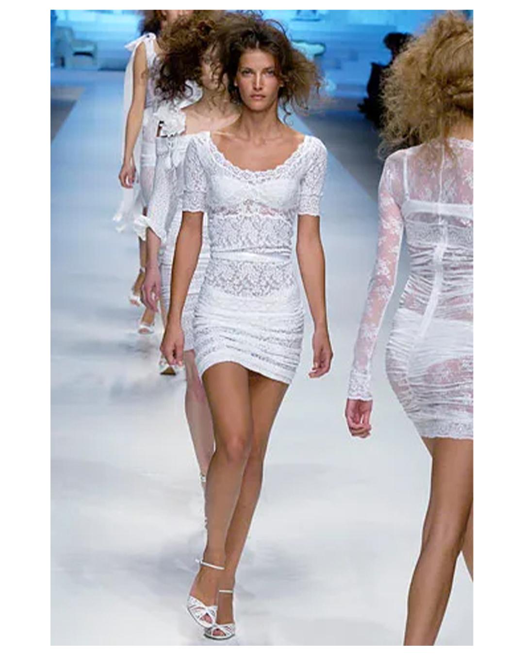 Dolce & Gabbana D&G S/S 2006 - Robe body con en dentelle blanche transparente avec rubans en vente 10