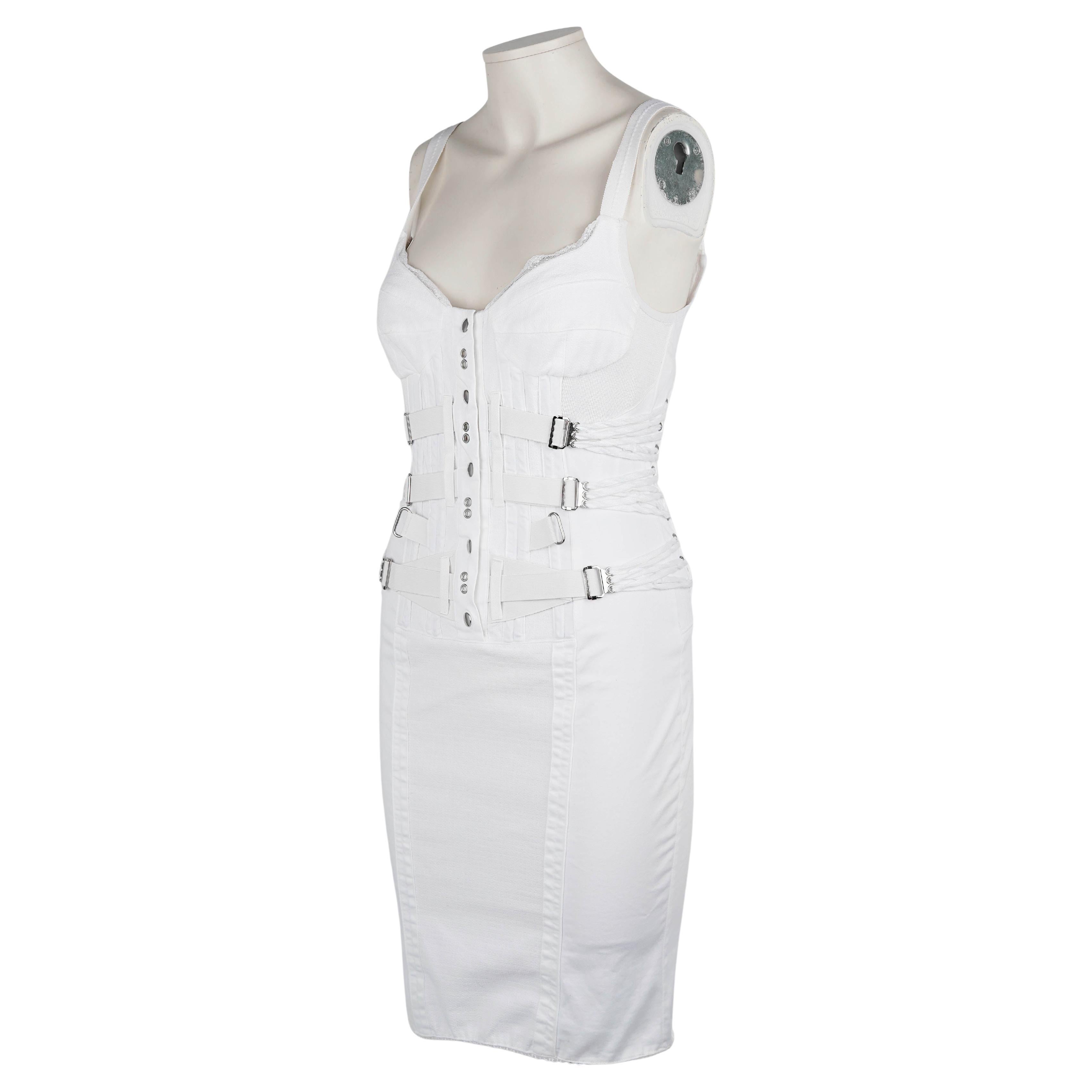 Issue de la très recherchée collection printemps/été 2004 de Dolce & Gabbana, cette robe rare inspirée du bondage est un exemple frappant de la fusion, au début des années 2000, de la couture italienne et de la provocation de la