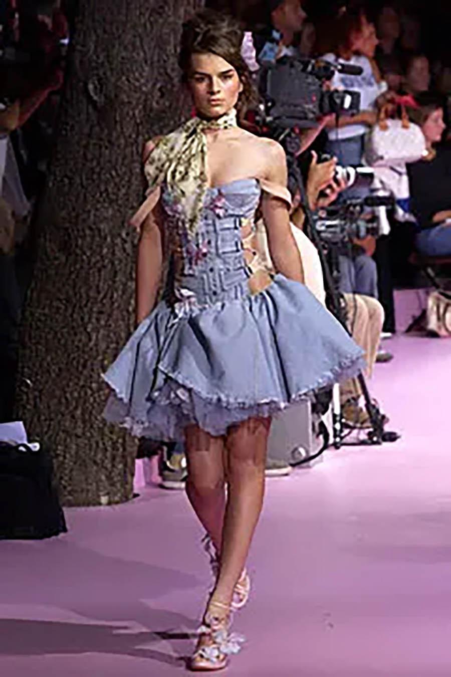 Dolce & Gabbana D&G Spring/Summer 2004 White Bondage Dress (Taille S) en vente 1