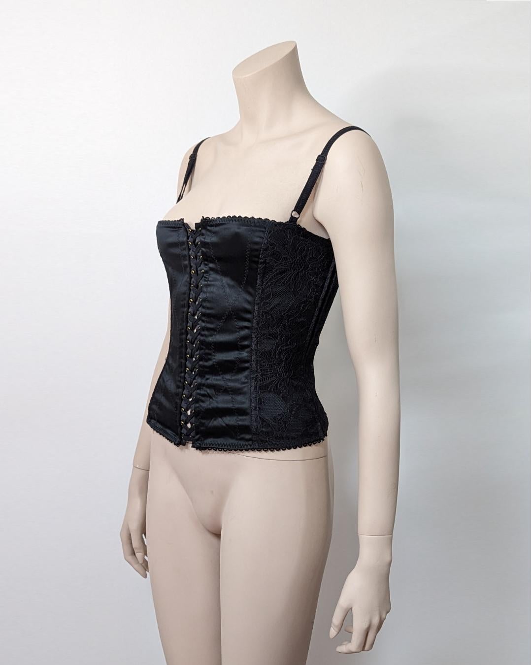 D&G top lace up bustier with black laces details. Circa 1990s. Rare.

· Alternating black satin and lace
· Criss cross zig zag top stiching
· Adjustable spaghettis straps
 

Fits XS S / Marked XS

Flat measurements : 

Breast :  39 cm
Waist :  32