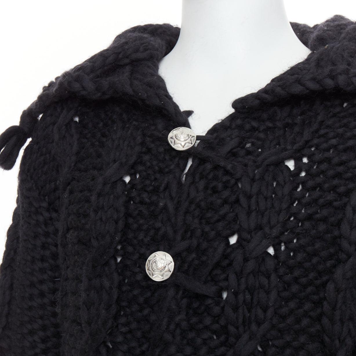 DOLCE GABBANA D&G Cárdigan de punto por cable grueso de lana negra Vintage S
Referencia: PRWU/A00140
Marca: Dolce & Gabbana
Diseñador: Domenico Dolce y Stefano Gabbana
Colección: D&G
Material: Lana
Color: Negro, Plata
Patrón: Sólido
Cierre: