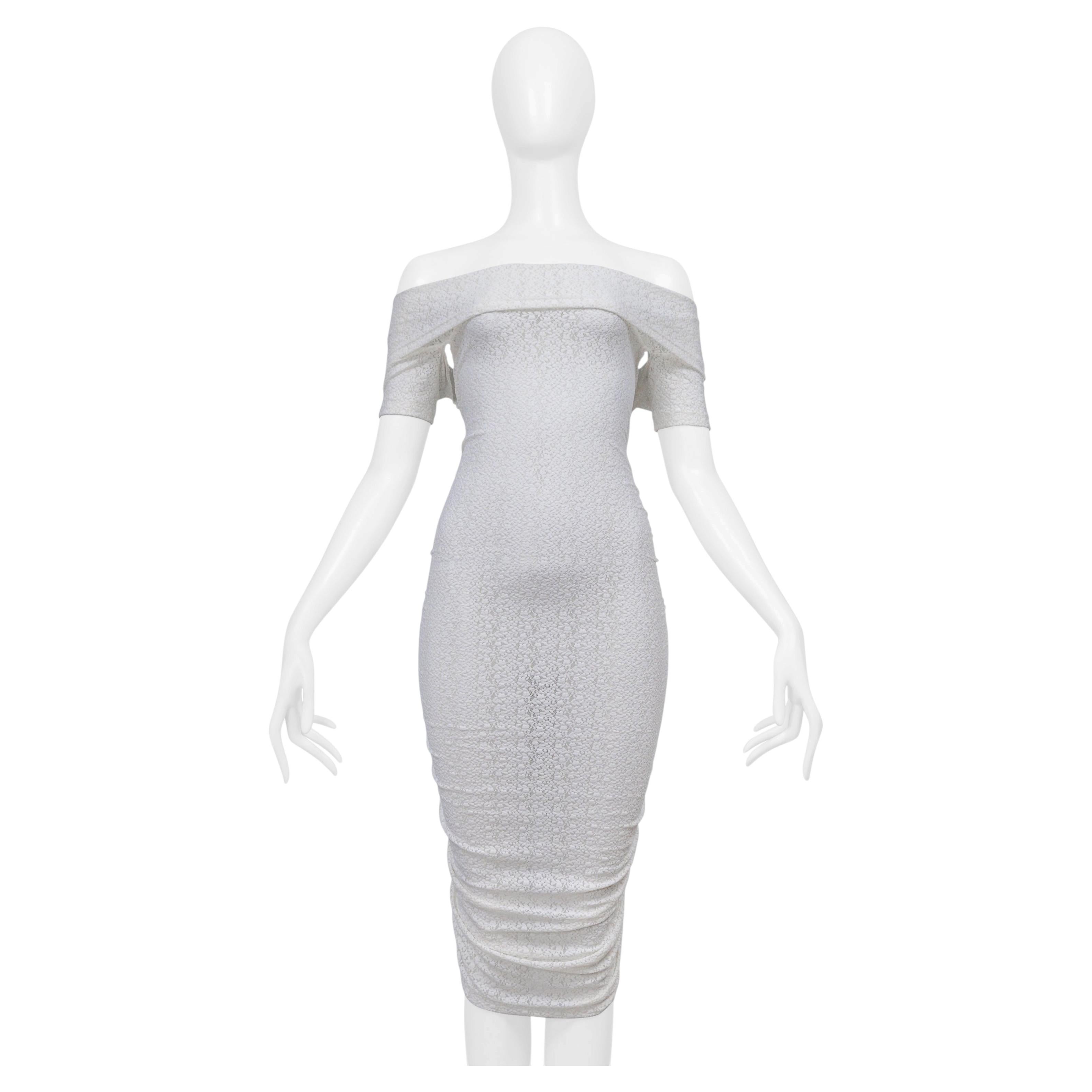 Abito Dolce & Gabbana D&G bianco in pizzo, con spalle scoperte e arricciature