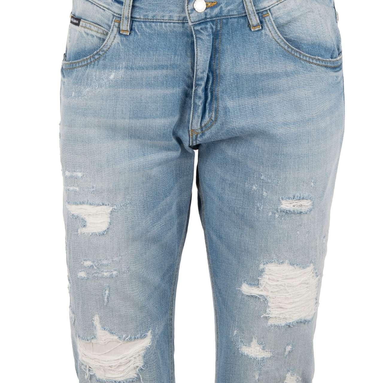 Dolce & Gabbana - Distressed Jeans with Logo Plate Light Blue 48 In Excellent Condition For Sale In Erkrath, DE