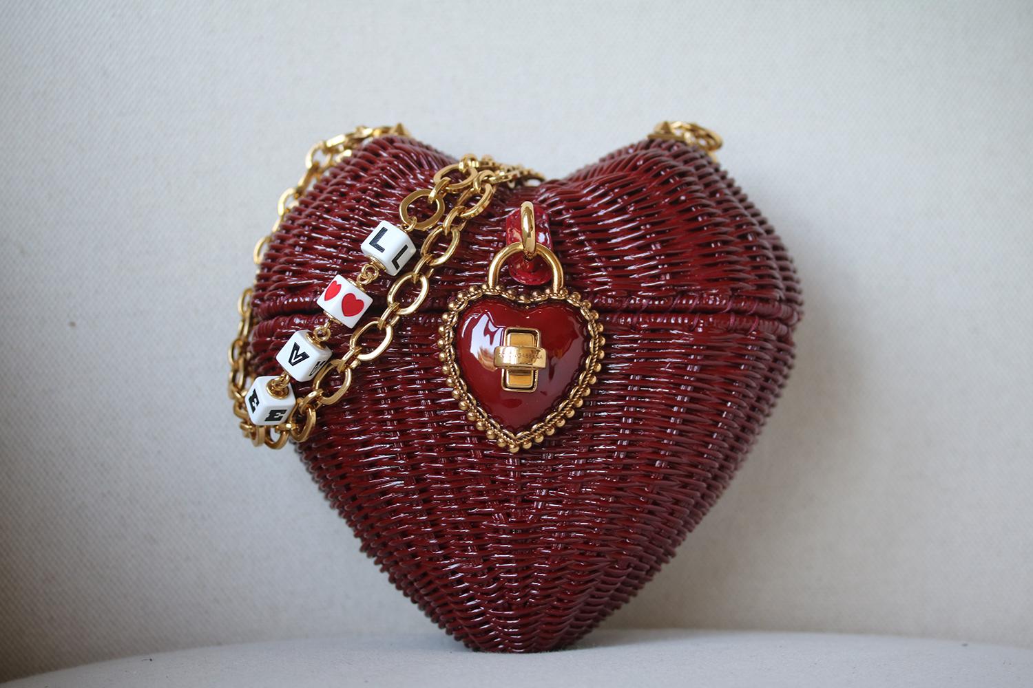 The sacred heart, an emblem of Dolce&Gabbana’s heritage, illuminates the collection with love and passion. Fully hand-crafted cross-body bag from the Heart Box line in painted woven wicker. Heart padlock closure in resin and filigree. Through chain