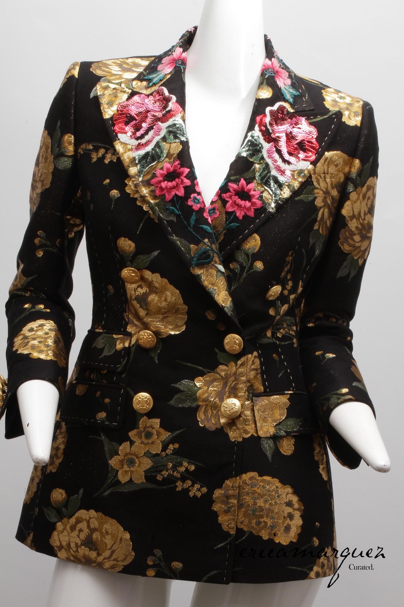 Veste de tailleur Turlington en jacquard floral lamé avec revers en satin et jacquard floral, manches longues, doublée en satin de soie extensible, fermeture par boutons dorés, roses et fleurs diverses en paillettes et lamé or sur l'ensemble du